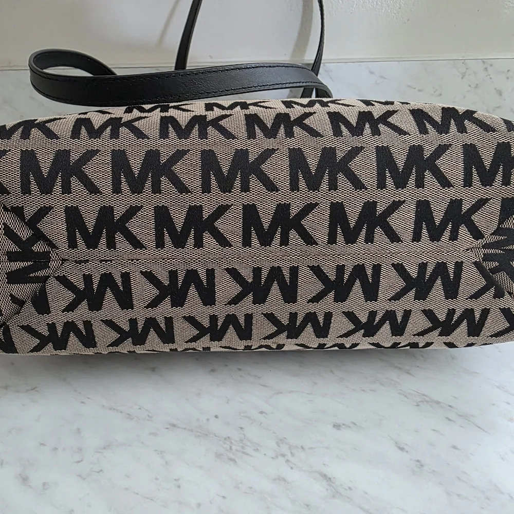 Michael kors medium signiture tote tan and black leather and gold accent - Picture 5 of 8